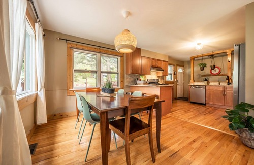 Cascade-Chipita Park Casa | Beautiful 5 BR Creek-side Cabin Pikes Peak