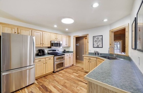 Cresco Casa | Beautiful 5BR, Gameroom, Hot Tub, Fenced Yard