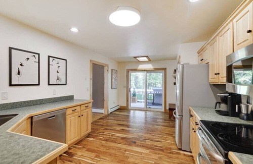 Cresco Casa | Beautiful 5BR, Gameroom, Hot Tub, Fenced Yard