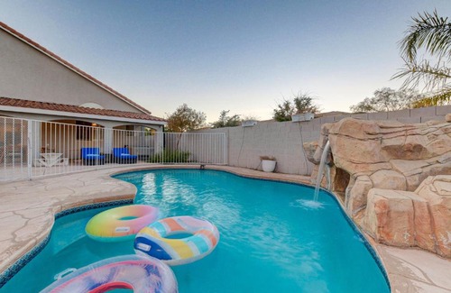 Silverado Ranch Casa | Beautiful 5BR w/King Beds, Pool & Hot Tub, Games