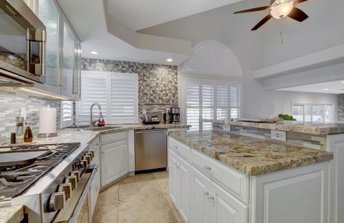 Silverado Ranch Casa | Beautiful 5BR w/King Beds, Pool & Hot Tub, Games