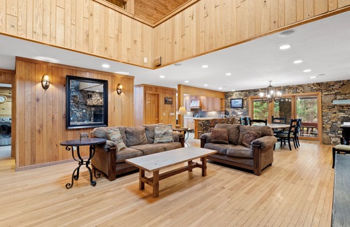 Champion Casa | Hermosa 6 Cama / 4. 5 baños: cerca de las atracciones de 7 Springs & Laurel Highlands