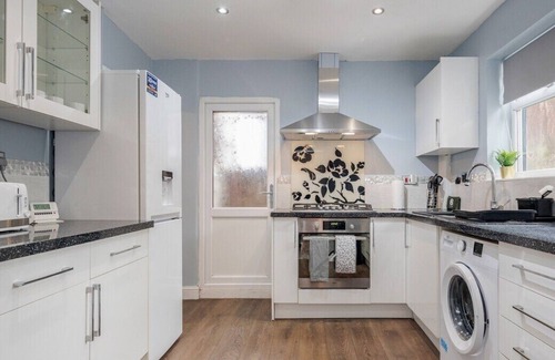 Luton Casa | New - Beautiful 6 Bed 3 bath home with Parking & Wifi. Business and Leisure