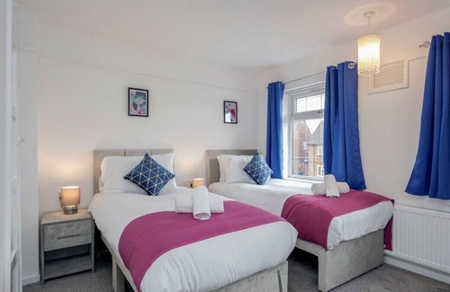 Luton Casa | New - Beautiful 6 Bed 3 bath home with Parking & Wifi. Business and Leisure
