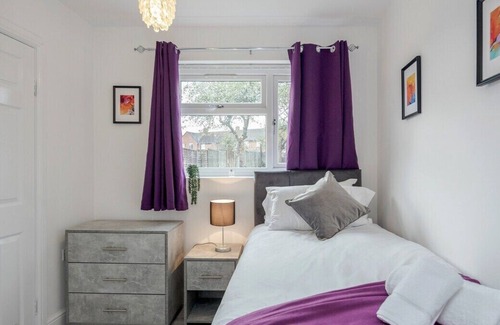 Luton Casa | New - Beautiful 6 Bed 3 bath home with Parking & Wifi. Business and Leisure