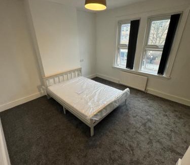 Birmingham Casa | Beautiful 6 bed home in Birmingham perfect for contractors!