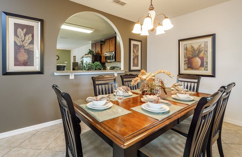 Calabria Villa | Hermosa casa de 6 habitaciones, a 6 millas de Disney World, piscina orientada al sur