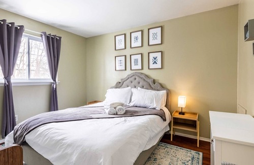 Royal Oak Casa | Beautiful 6BR/2BA - Two Neighboring Properties!