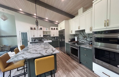Brokenhead Otro | Beautiful 7 Bedroom Home w/AC