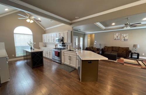 Pilot Point Otro | Beautiful 8.5 acres farm house with sunroom and basketball court