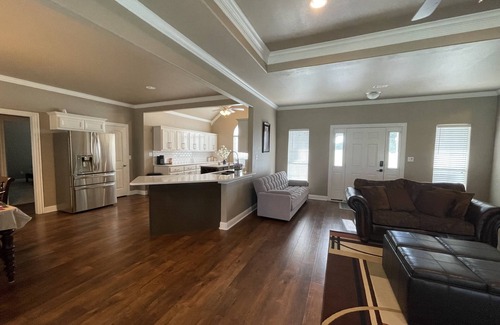Pilot Point Otro | Beautiful 8.5 acres farm house with sunroom and basketball court