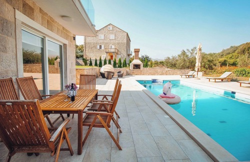 Komaji Casa | Beautiful 8 bedroom Villa with private swimming pool. Free parking.