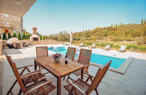 Komaji Casa | Beautiful 8 bedroom Villa with private swimming pool. Free parking.