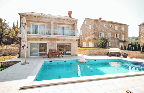 Komaji Casa | Beautiful 8 bedroom Villa with private swimming pool. Free parking.
