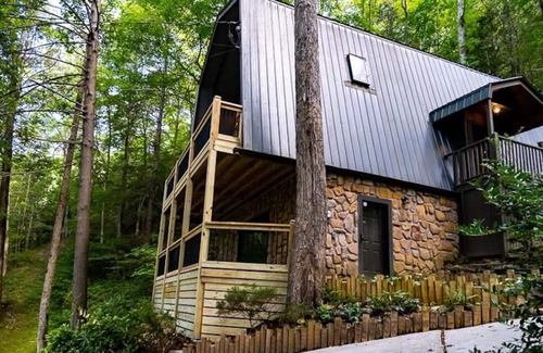 Walland Casa | Beautiful A-Frame Style Cabin on 5 Private Acres