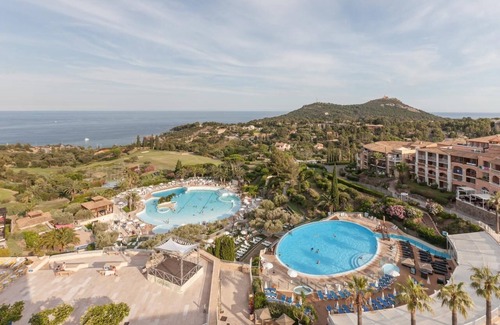 Le Dramont Apartamento | Beautiful air-conditioned and renovated garden level Cap Esterel