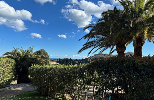 Le Dramont Apartamento | Beautiful air-conditioned and renovated garden level Cap Esterel