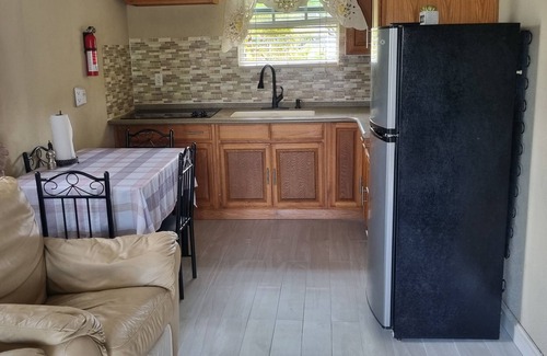 Maxwell Casa | Beautiful Air Conditioned Cottage