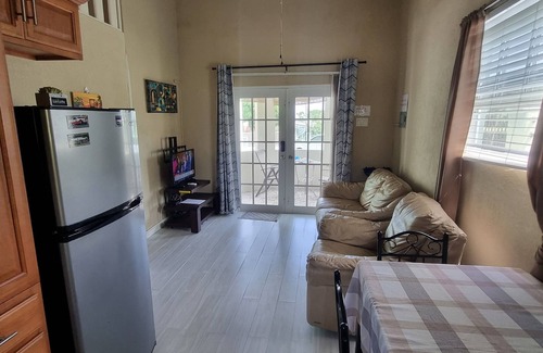 Maxwell Casa | Beautiful Air Conditioned Cottage