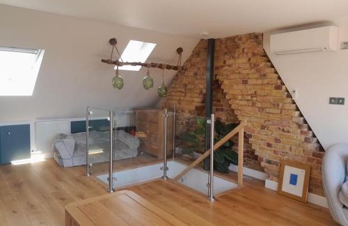 Tudor Casa | Beautiful airy house by river