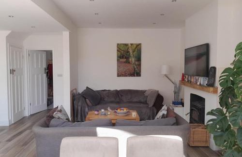 Tudor Casa | Beautiful airy house by river