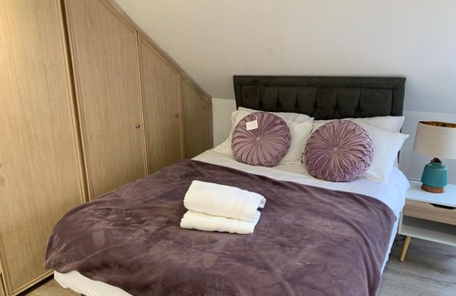 Loxford Casa | Beautiful All room En-suite 4 bedrooms house , Free parking, WiFi, Corporate, Contractors, Family relocation, CONTACT US FOR LONG TERM RATE