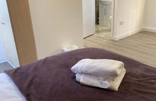 Loxford Casa | Beautiful All room En-suite 4 bedrooms house , Free parking, WiFi, Corporate, Contractors, Family relocation, CONTACT US FOR LONG TERM RATE