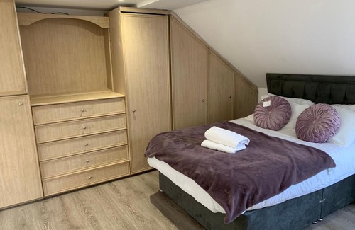 Loxford Casa | Beautiful All room En-suite 4 bedrooms house , Free parking, WiFi, Corporate, Contractors, Family relocation, CONTACT US FOR LONG TERM RATE