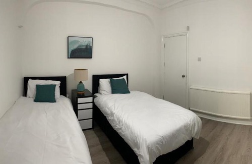 Loxford Casa | Beautiful All room En-suite 4 bedrooms house , Free parking, WiFi, Corporate, Contractors, Family relocation, CONTACT US FOR LONG TERM RATE