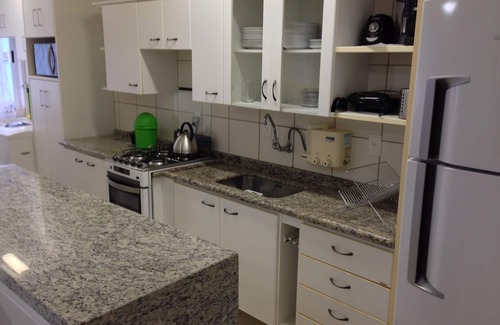 Jurere Apartamento | Ajuste hermoso y cómodo a 200 metros de la playa más popular de Floripa
