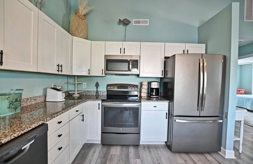 Clearwater Cabaña | Beautiful and Completely Renovated 2 Bedroom/1.5 Bathroom Cottage nestled near the Beach! Pool, Tennis, WIFI and more!