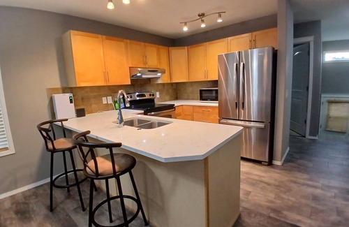 Airdrie Casa | Beautiful and cozy bi-level home in a serene and peaceful neighborhood.