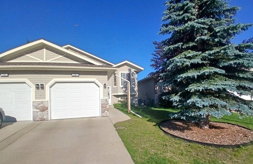 Airdrie Casa | Beautiful and cozy bi-level home in a serene and peaceful neighborhood.