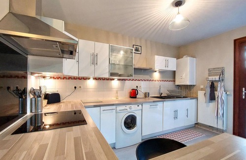 La Grand-Croix Apartamento | Beautiful and modern apartment with a large window front.
