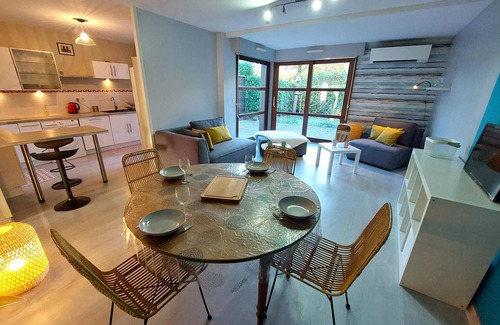 La Grand-Croix Apartamento | Beautiful and modern apartment with a large window front.