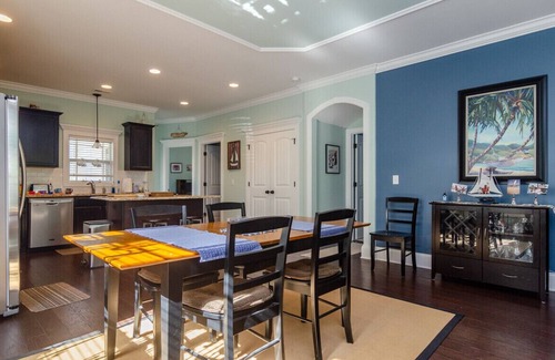 North Carolina Coast Cabaña | Beautiful and spacious beach cottage a short walk from the ocean