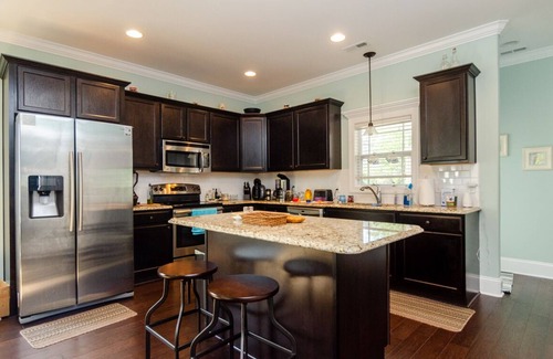 North Carolina Coast Cabaña | Beautiful and spacious beach cottage a short walk from the ocean
