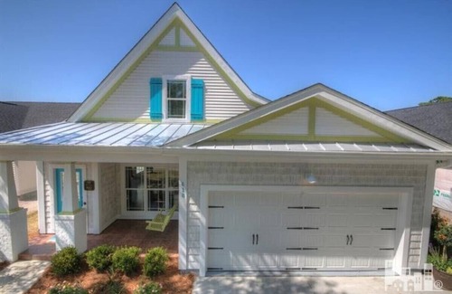 North Carolina Coast Cabaña | Beautiful and spacious beach cottage a short walk from the ocean