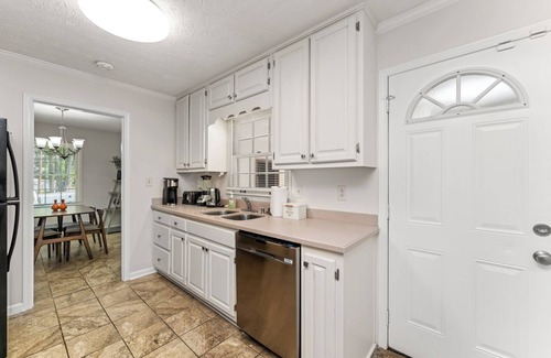 Riverdale Casa | Beautiful and Spacious 4BR/3BA Home Near Atlanta Airport – Sleeps 8