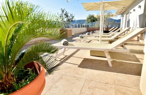 Znjan Apartamento | Beautiful and spacious penthouse with big terrace with sea view!