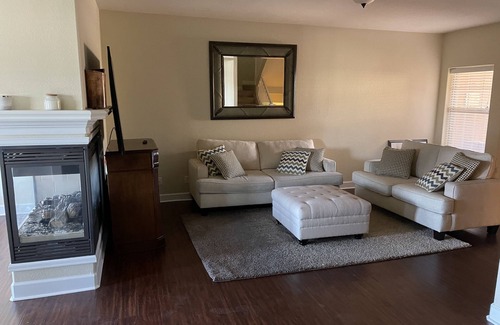 Rockrimmon Casa | Beautiful and quiet townhouse in Rockrimmon area!