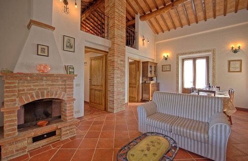 Monteroni d'Arbia Apartamento | Acogedor apartamento con WIFI, piscina, patio, vista panorámica y aparcamiento, cerca de Siena