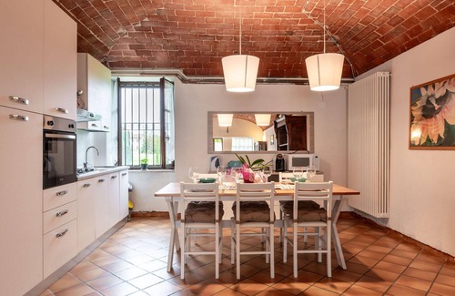 Castell'Alfero Apartamento | Precioso apartamento para 4 personas con WIFI, piscina, TV, patio, mascotas permitida y aparcamiento