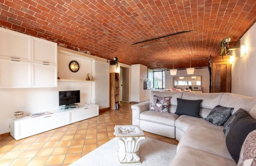 Castell'Alfero Apartamento | Precioso apartamento para 4 personas con WIFI, piscina, TV, patio, mascotas permitida y aparcamiento