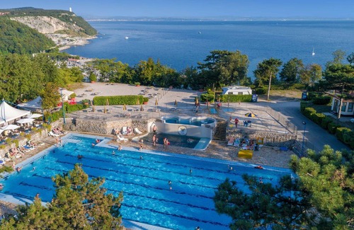 Duino-Aurisina Casa | Acogedor apartamento en villa para 4 personas con WIFI, A/C, piscina, TV, terraza y aparcamiento