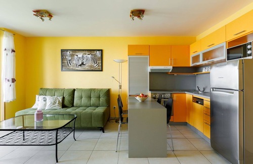 Balatonoszod Apartamento | Acogedor apartamento para 6 personas con TV, balcón y aparcamiento