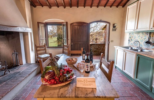 Bucine Apartamento | Hermoso apartamento con A/C, WIFI, piscina, TV, patio, vista panorámica y aparcamiento