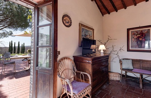Bucine Apartamento | Hermoso apartamento con A/C, WIFI, piscina, TV, patio, vista panorámica y aparcamiento