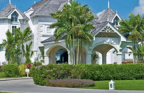Sugar Hill Apartamento | Beautiful apartment overlooking fabulous landscaped gardens and pools.