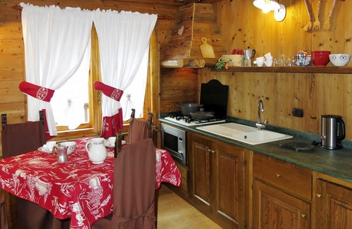 Valtournenche Apartamento | Acogedor apartamento para 4 personas con WIFI, TV, terraza, mascotas permitida y aparcamiento